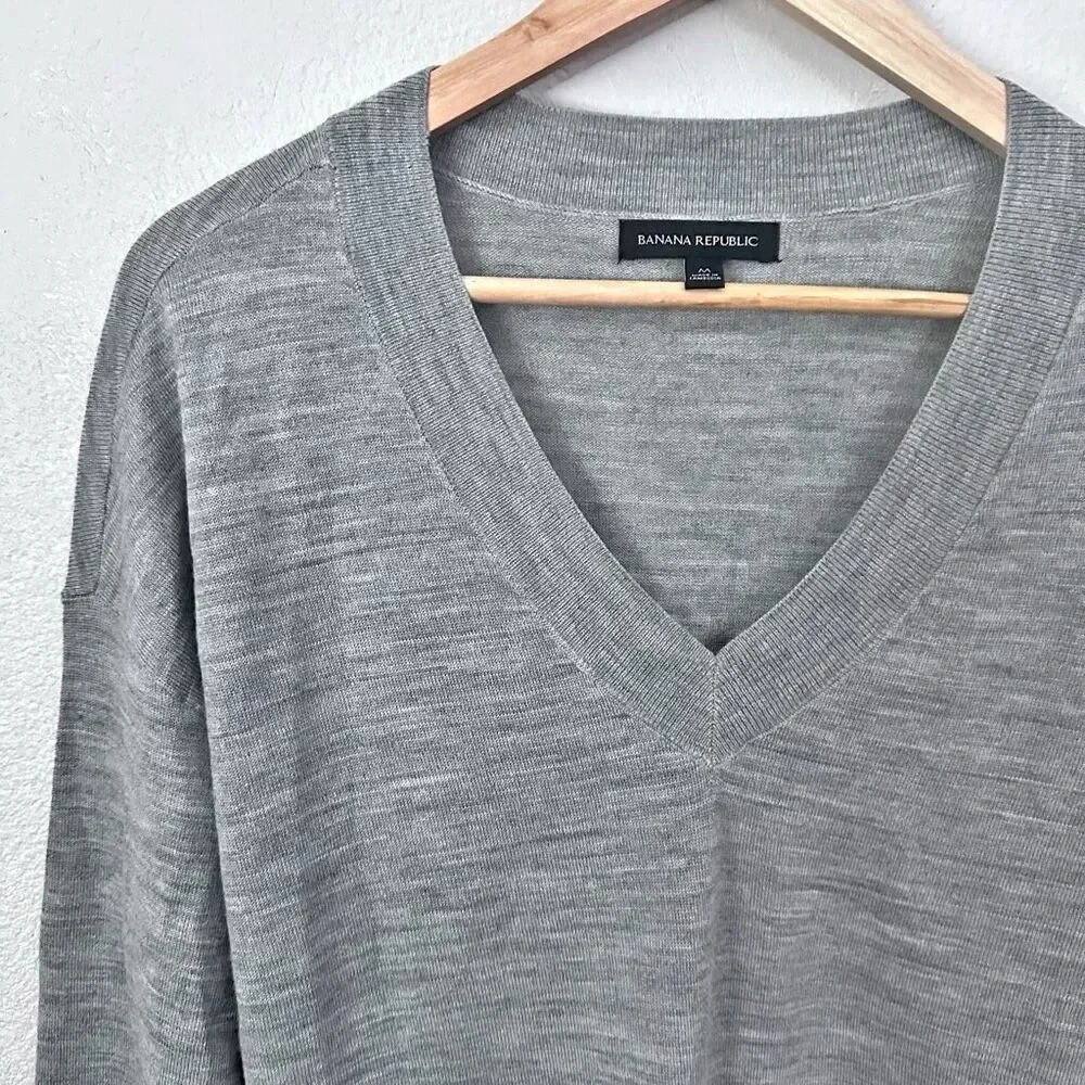 BANANA REPUBLIC | Heather Gray Long Sleeve V-Neck Merino Wool Sweater | Medium‎